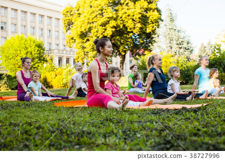 Yoga with children 38727996