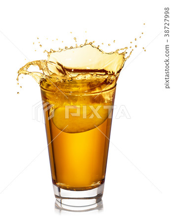 glass of splashing apple juice 38727998