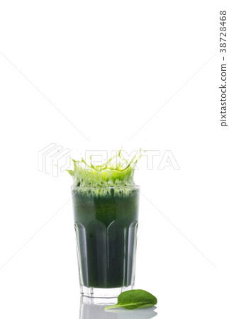Green spinach smoothie with splash in glass 38728468