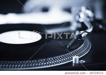 Turntable with black record and headshell Turntable with black record and headshell 38728515