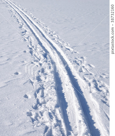 Cross country ski track. 38732160