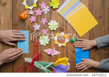 父母和孩子手折疊摺紙 38732832