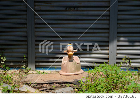 舊鐵捲門前面的舊小馬玩具 38736163