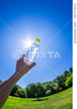 藍天和礦泉水 藍天和礦泉水 38737013
