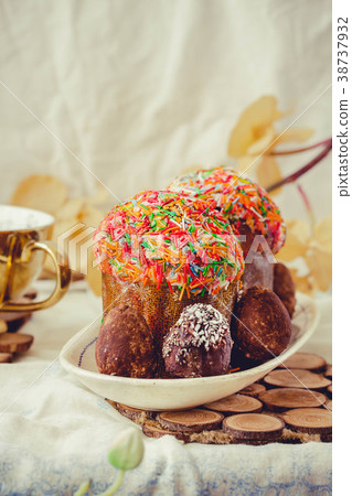 Spring Easter pastries cakes and chocolate eggs Spring Easter pastries cakes and chocolate eggs 38737932