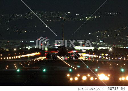 伊丹機場夜間起飛的客機 伊丹機場夜間起飛的客機 38738464