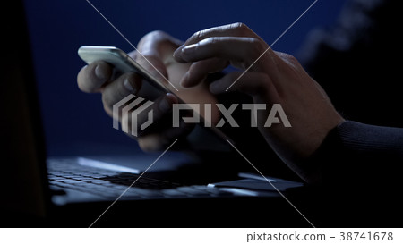 Scammer holds smartphone, cracks two-factor Scammer holds smartphone, cracks two-factor 38741678