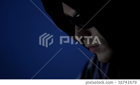 Male thief in hoodie and sunglasses, preparation Male thief in hoodie and sunglasses, preparation 38741679