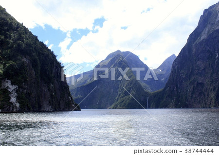 Milford Sound (New Zealand) 38744444