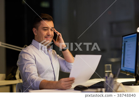 businessman calling on sartphone at night office 38748840
