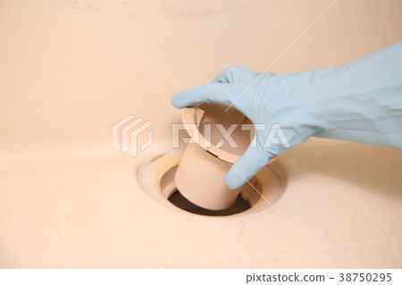 Cleaning the drain Cleaning the drain 38750295