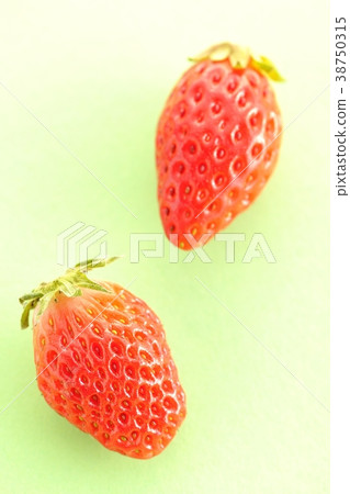 Strawberry couple 38750315