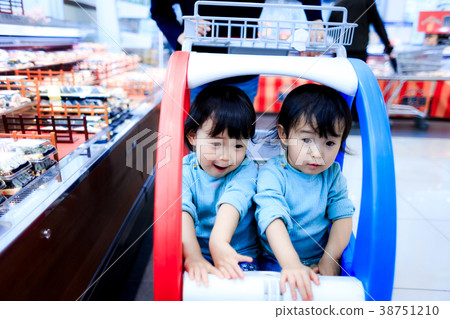 和孩子一起購物 38751210