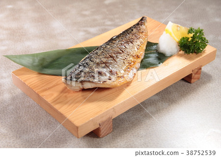 grilled fish grilled fish 38752539