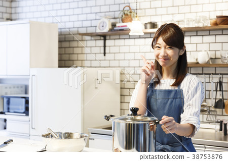 咖啡館廚房年輕女子工作 38753876