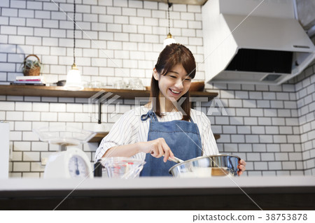 咖啡館廚房年輕女子工作 38753878