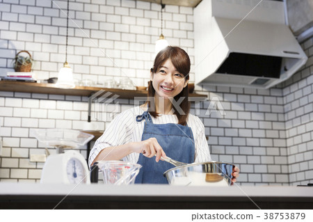 咖啡館廚房年輕女子工作 38753879