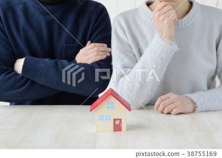 Married couple who get lost about housing 38755169