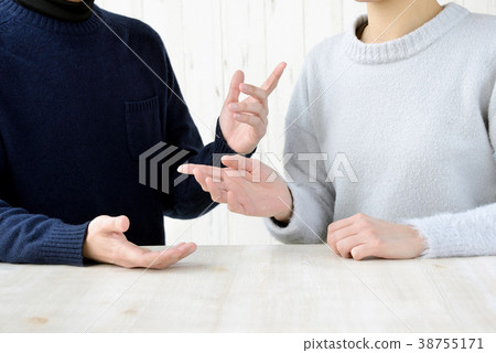 Male and female fights 38755171