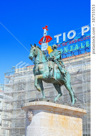 Monument to King Charles III 38755553