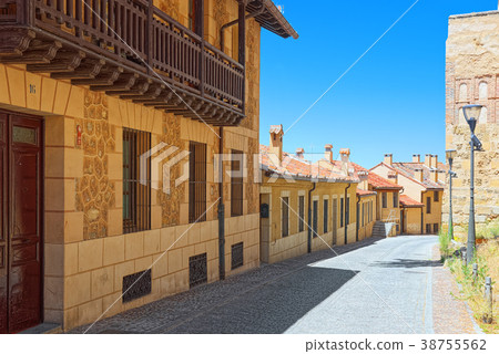 Narrow medieval streets of the city of Segovia 38755562