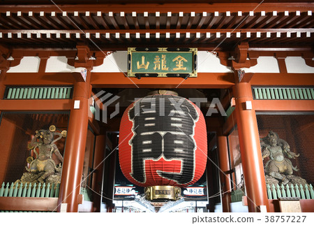Tokyo cityscape in Japan, Senso-ji, Kaminarimon (night view) 38757227