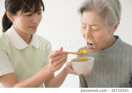 Meal assistance Senior woman and care worker 38758561