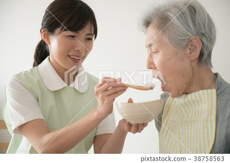 Meal assistance Senior woman and care worker 38758563