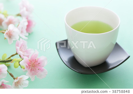 Spring image of tea and cherry blossoms 38758848