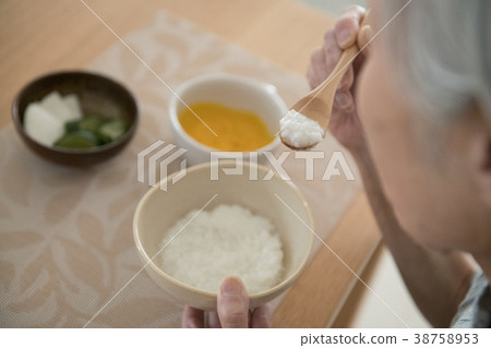 吃筷子的資深婦女 38758953