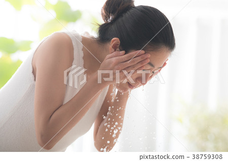 Face washing young woman beauty beauty 38759308