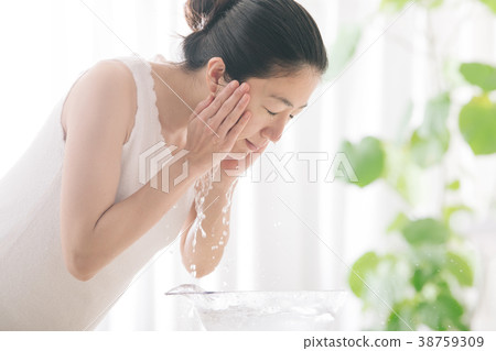 洗臉年輕女子美容美容 38759309