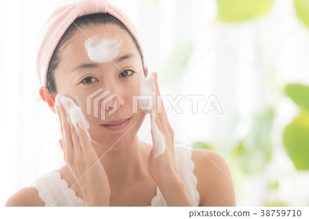 Face washing young woman beauty beauty 38759710