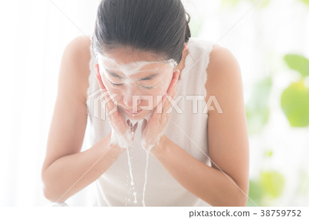 洗臉年輕女子美容美容 38759752