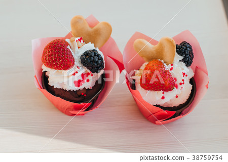 homemade chocolate cupcakes with cream and fresh 38759754