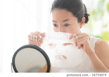 Young woman doing face mask beauty beauty 38759974
