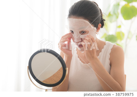 Young woman doing face mask beauty beauty 38759975
