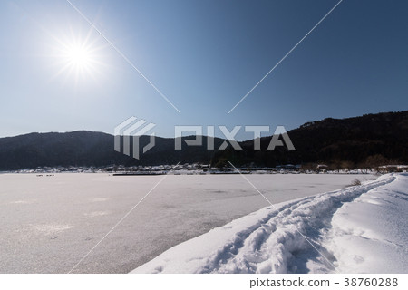 在雪中繼續的小徑的踪跡 在雪中繼續的小徑的踪跡 38760288
