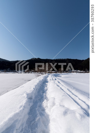 在雪中繼續的小徑的踪跡 在雪中繼續的小徑的踪跡 38760293