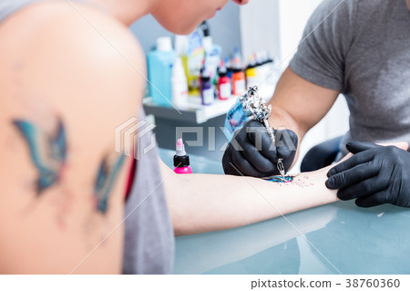 Close-up of the hands of a skilled tattoo artist 38760360