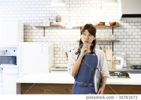 咖啡館廚房年輕女子工作 38761672