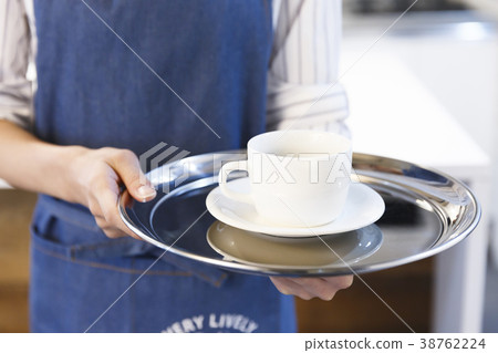 咖啡館廚房年輕女子工作 38762224