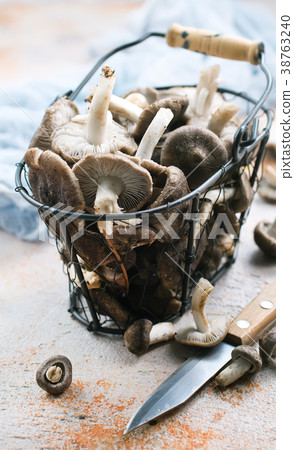 raw mushrooms 38763240