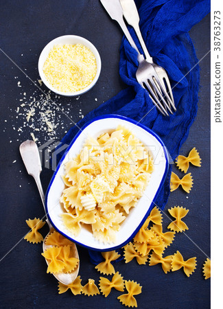 Pasta sprinkled with cheese Pasta sprinkled with cheese 38763273