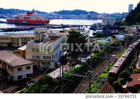 JR橫須賀線和破冰船Shirase(Yokosukamoto港/吉倉碼頭) JR橫須賀線和破冰船Shirase(Yokosukamoto港/吉倉碼頭) 38766731