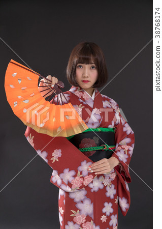 和服大和理子黑色背景日本舞蹈折扇 38768174