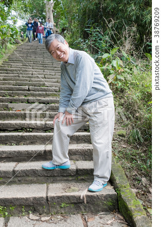 old man with health knee 38769209
