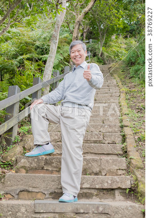 old man with health knee 38769227