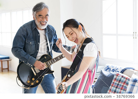 Men and women with sessions on guitar Men and women with sessions on guitar 38769366