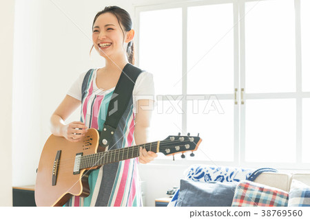彈吉他的女人 38769560
